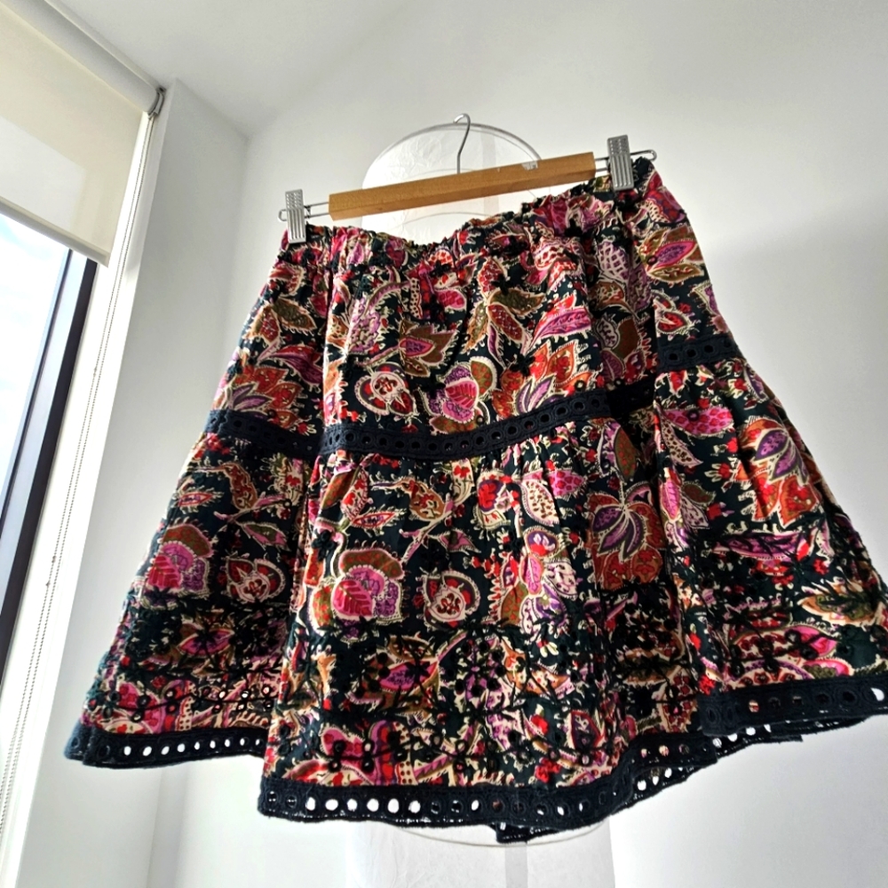 Skirt with elastic- size Medium
